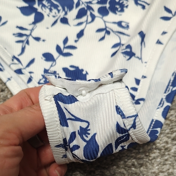 SHEIN White and Blue Floral Bodysuit With Mock Neck - Picture 4 of 5